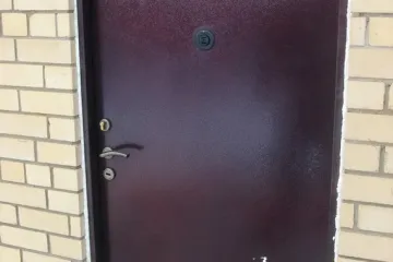 Монтаж металлической двери