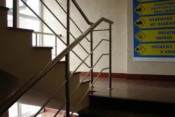 Лесница из нержавейки для торгового центра