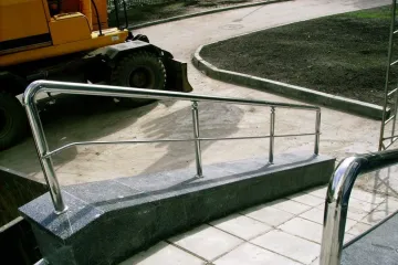 Уличные перила и ограждения
