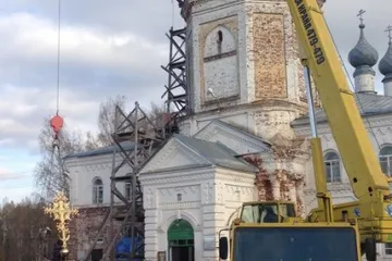 Поднятие и установка креста на храм